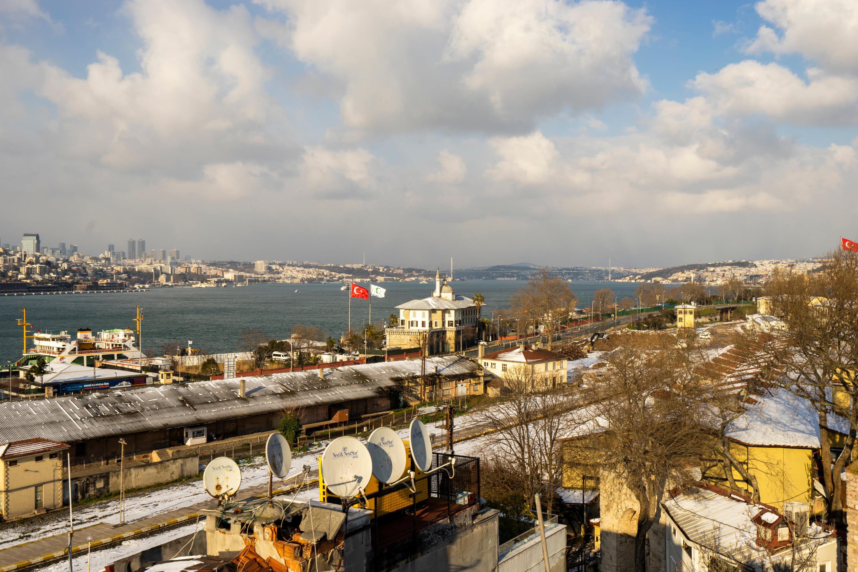 Sarayburnu and the mouth of the Bosphorus, ferries at the shore